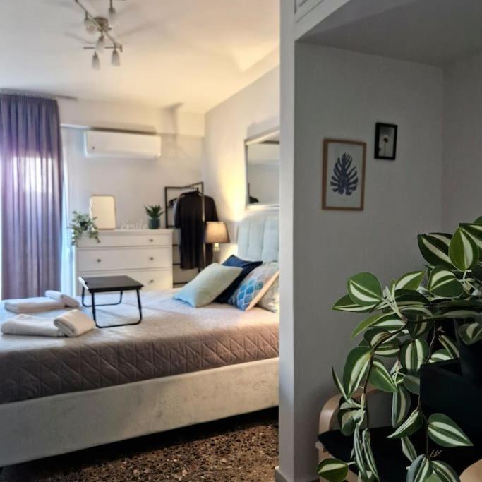Chic Apt Near Acropolis - Avdi Square Atenas Exterior foto