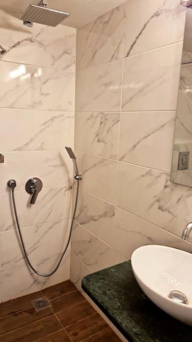 Chic Apt Near Acropolis - Avdi Square Atenas Exterior foto