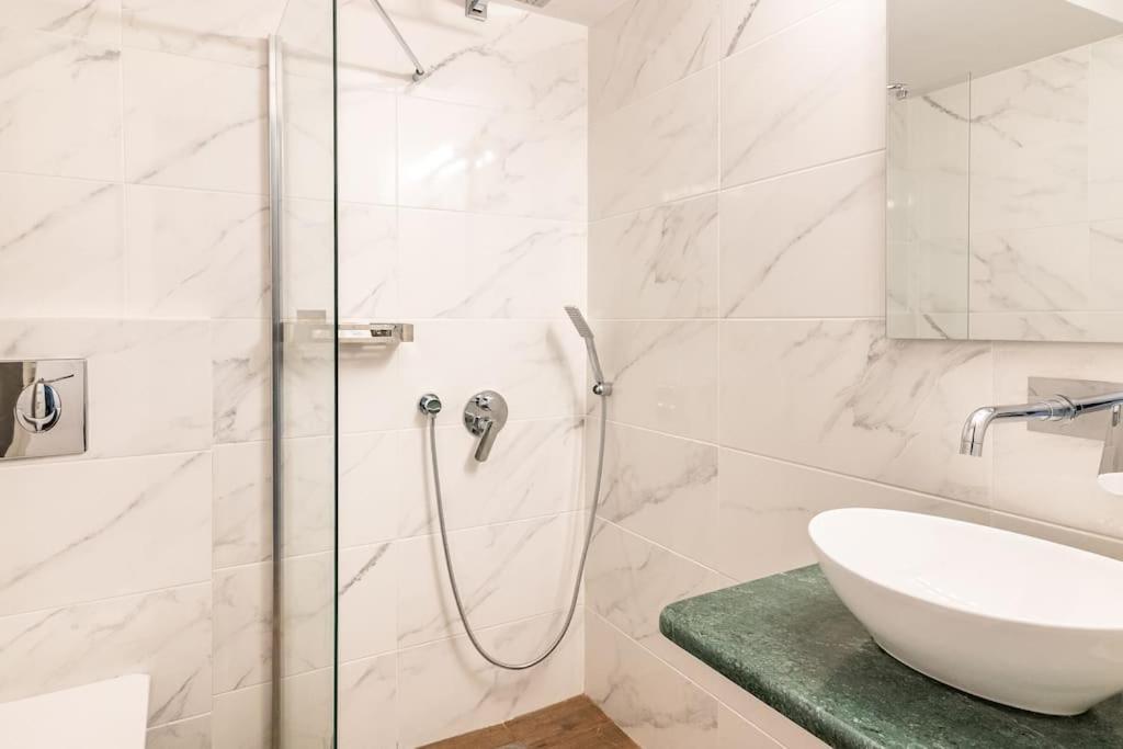 Chic Apt Near Acropolis - Avdi Square Atenas Exterior foto