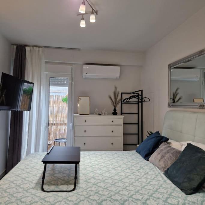 Chic Apt Near Acropolis - Avdi Square Atenas Exterior foto